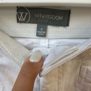 Women’s white denim skirt, size 4, never worn!!